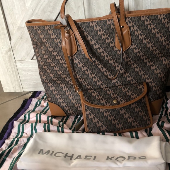 💲SOLD💲Michael Kors Eva Large Tote - Picture 5 of 8